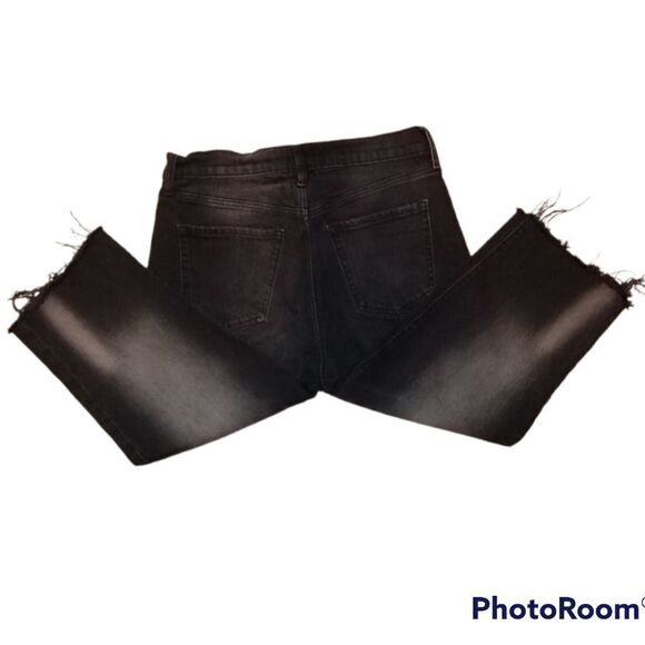 Old Navy Pants - Old Navy Raw Hem Highwaisted Distressed Black Capri Jeans